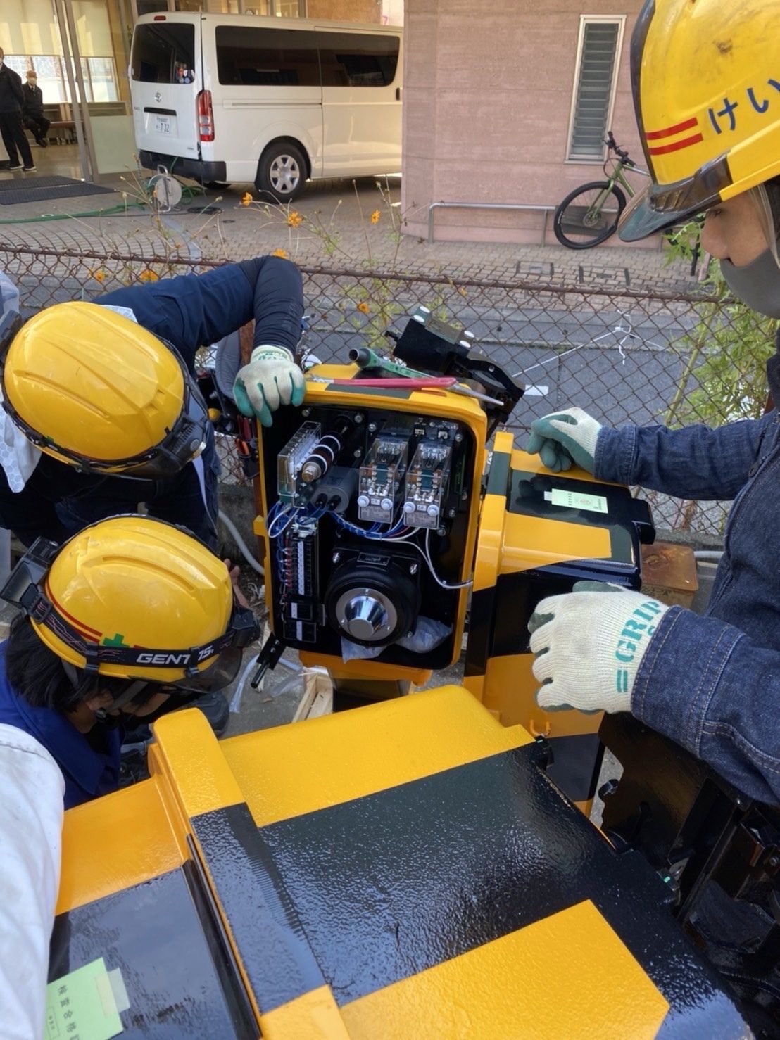 信号設備の機器を確認するスタッフ