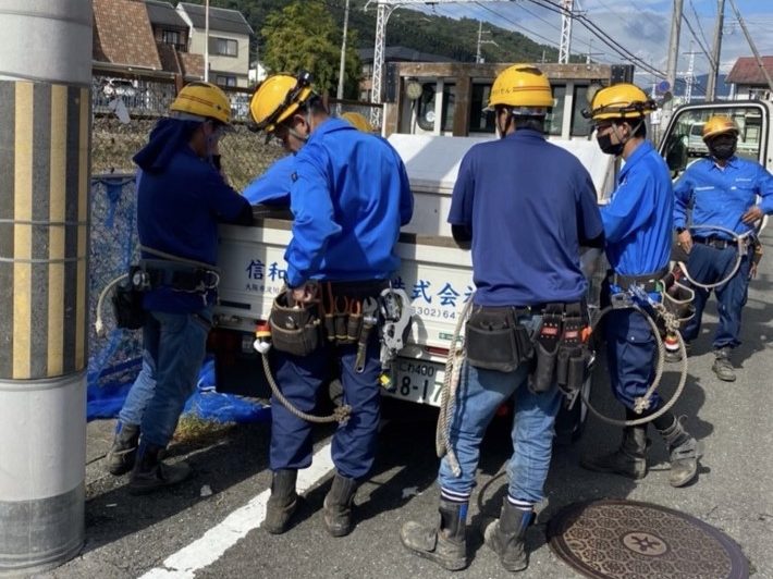 作業車の前で準備をするスタッフ